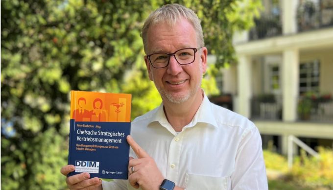 Neues Buch: Uwe Brüggemann wirkt an der Interim-Manager-Publikation “ Chefsache strategisches Vertriebsmanagement “ mit.